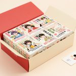 Coffret japonais de manga pour débutant, ouvert et présenté avec plusieurs volumes illustrés aux couleurs douces, sans texte lisible.