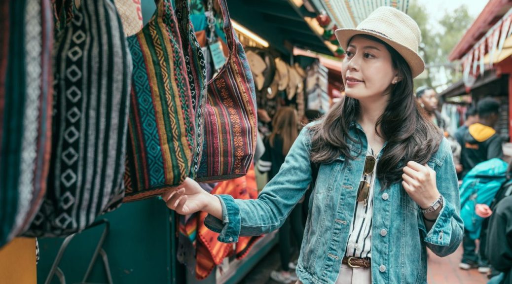 Voyageur choisissant des souvenirs japonais dans une boutique.
