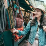 Voyageur choisissant des souvenirs japonais dans une boutique.